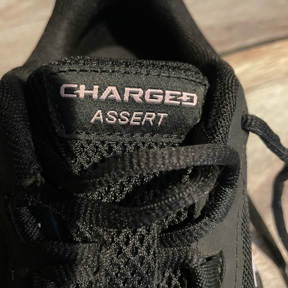 Under armor charged assert size 8 1/2 women’s shoe Has Scratch See Pics. Nice - Picture 16 of 16